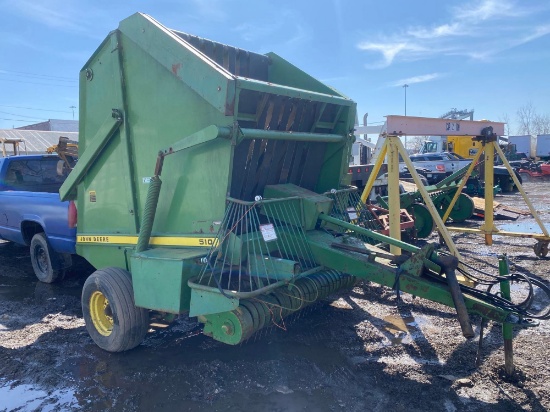 John Deere 510 Round Baler