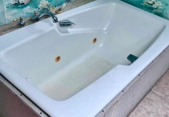 Kohler Cast Iron Jacuzzi Soaking Tub with Brass & Chrome Faucets & Fixtures