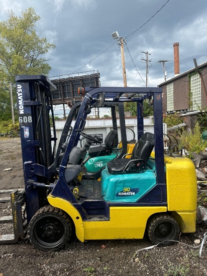 Komatsu Triple Mast, 5400lb Propane Forklift