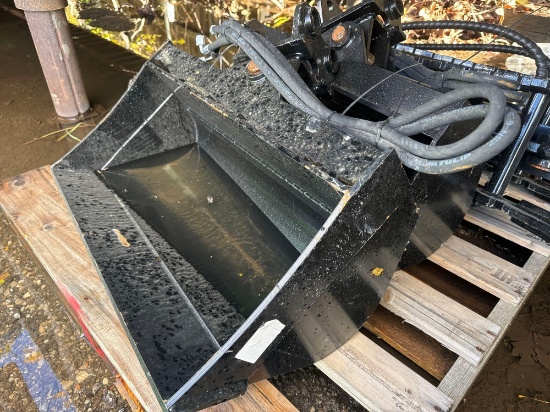 New Mini Excavator 24in Swivel Bucket