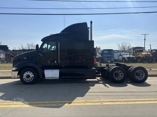 2005 Peterbilt 387 Sleeper Truck