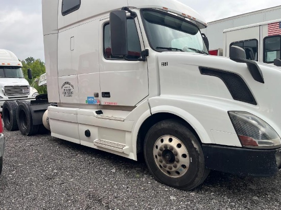 2015 Volvo VNL Sleeper Truck (off-site item, read description)
