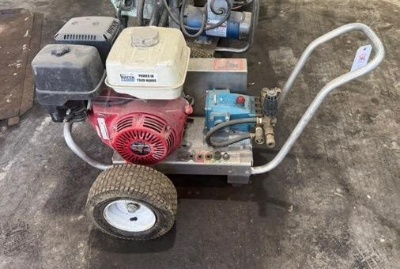 Commercial-grade gas pressure washer