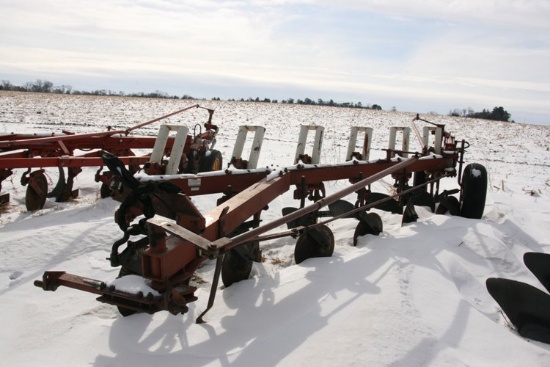 IH 710, 6-18 auto reset plow