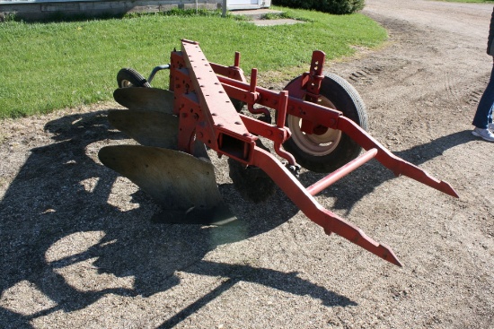 IH 3 bottom fast hitch plow, has extra bottom