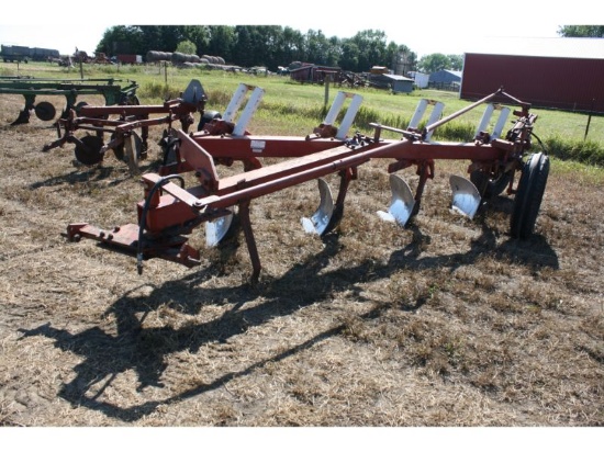 IH #710 4 Bottom Auto Reset Plow