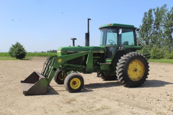 JD 4240 Tractor w/SG Cab w/JD #148 loader