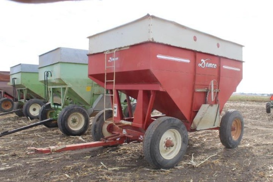 Demco 365 Bu. Gravity Wagon