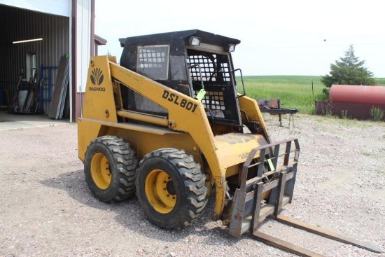 Daewoo DSL 801 Skid Steer w/ Bucket