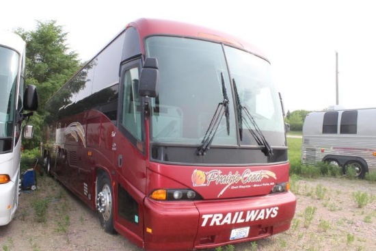 2005 Red MCI J4500 Motor Coach Bus