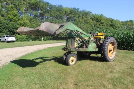 JD 620 Tractor w/ Loader