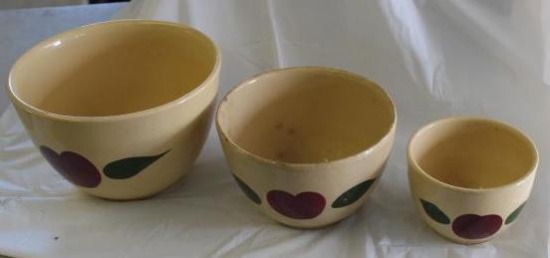 Watt 9 In, 7 1/2 In & 5 1/2 In Apple Pattern Bowls