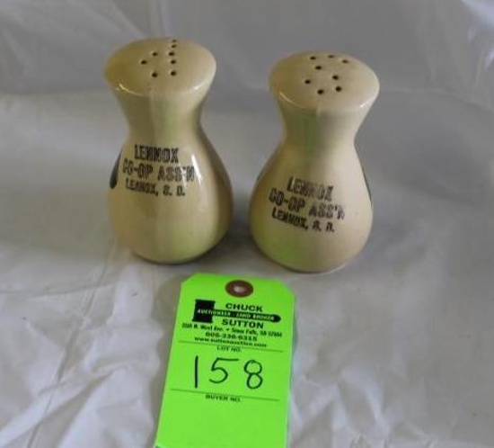 Watt Apple Print S&P Shakers ( Lennox Co.Op. Ass'n, Lennox, SD)