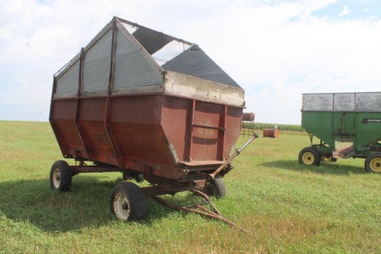 Silage Box Wagon w/ Slant Top on Gear