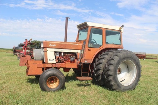 IH 1566 Tractor w/ Cab
