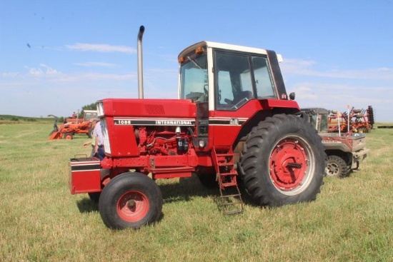 IH 1086 Tractor w/ Cab
