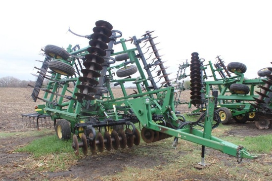 John Deere 726 soil/mulch finisher