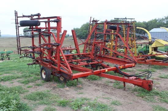 IH #4500 Vibra Shank Field Cult., 24ft.w/ 2 Bar Harrow