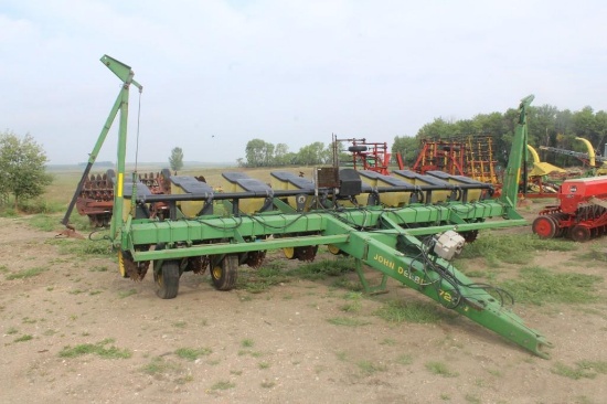 JD 7200 Max Emerge 2 8R30 Planter w. Hyd. Markers, PTO Pump, Good Cond.
