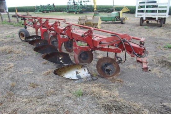 IH 720 5 Bot. Plow, 20 In. Spacing