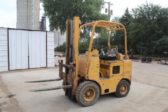 Towmotor Corp. Mdl. 501P-RS Forklift, Rated 4000 lb w/2 Stage Mast, 4 Cyl. Gas Engine