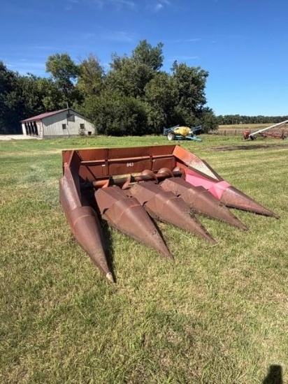 IH 843 4RN (30 In.) Corn Head