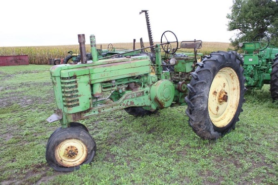 JD B Tractor, SN: 269330, Good 12.4-38 Tires, Engine Loose