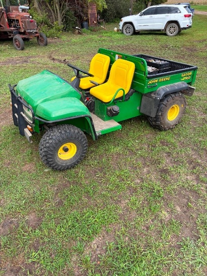 2002 JD Gator, 4x2 w/Rear End Lock Gator, Manual Tilt Box w/Box Liner, 1,100 Hrs., W004X2X080198