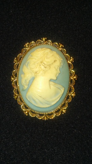 Retro "Gerry's" Cameo Pendant