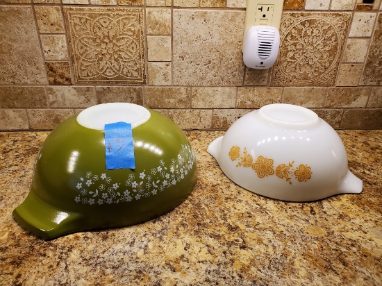 Set of 2 Green and White Pyrex