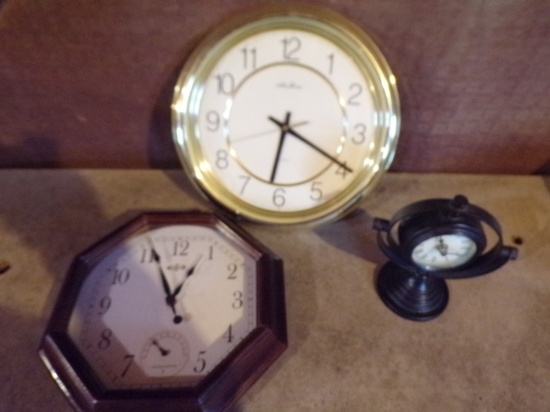 Lot of 3 Clocks