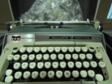 Vintage Smith Corona Galaxie Deluxe Typewriter in Case