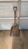 Short handle shovel