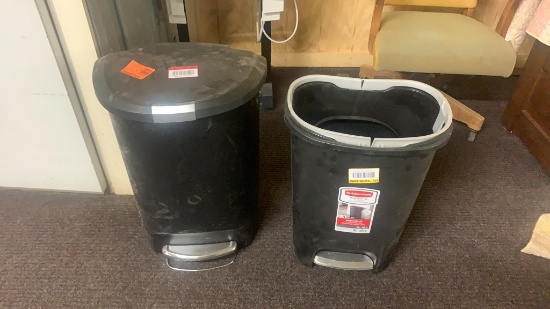 Lot of 2 plastic trash cans