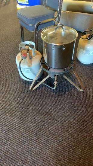 Propane cooker with pot