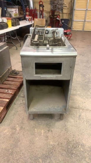 Electric commercial deep fryer