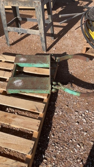 Barrel clamp for forklift