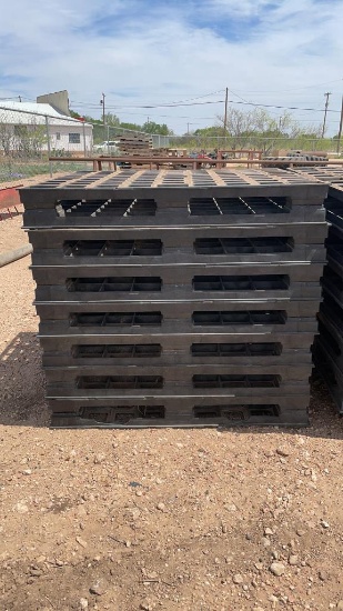 Lot of 7 HD plastic pallets