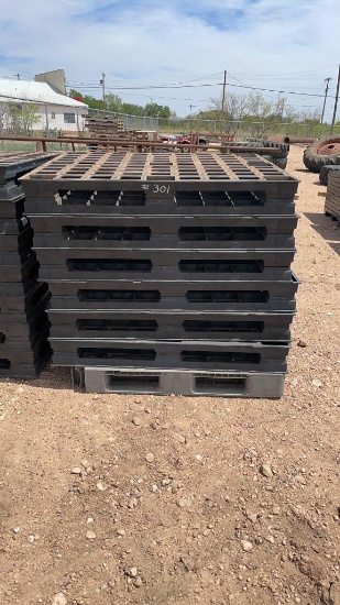 Lot of 7 HD plastic pallets