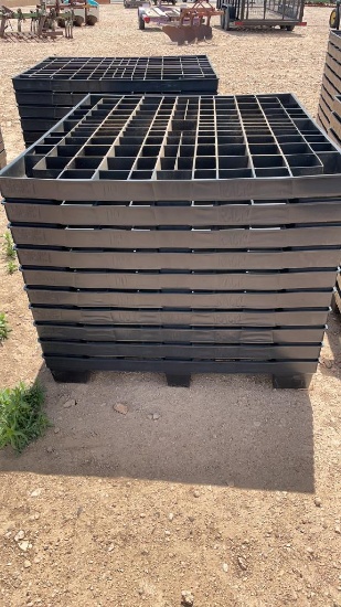 Lot of 10 plastic pallets
