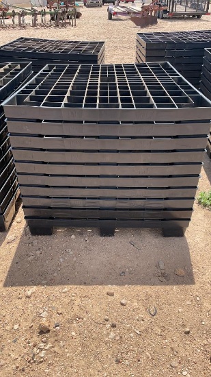 Lot of 10 plastic pallets