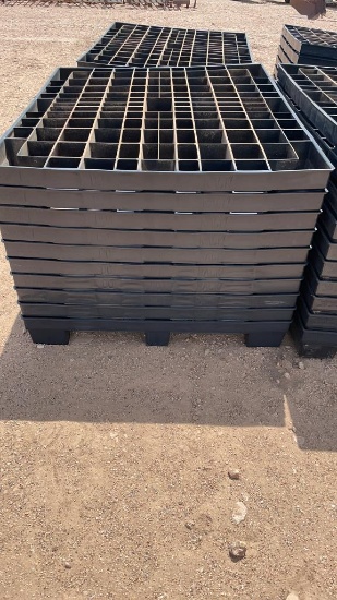 Lot of 10 plastic pallets