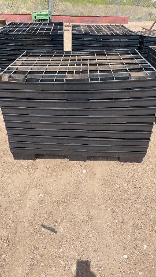 Lot of 10 plastic pallets
