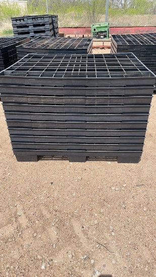Lot of 10 plastic pallets