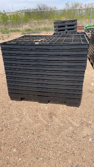Lot of 12 plastic pallets