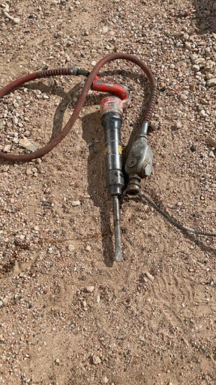 Pneumatic air chisel