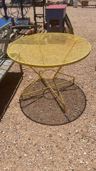 Outdoor metal mesh table