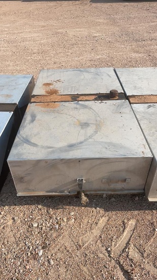 Large metal tool box w/ Center Tank