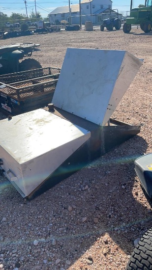 Large metal toolbox w/center tank
