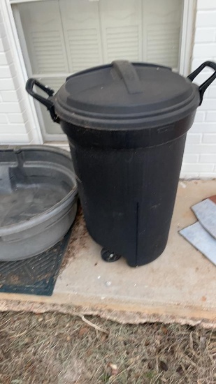 Rubbermaid trash can